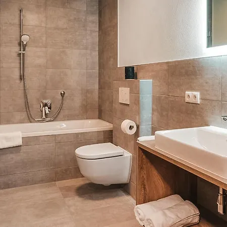Zweite Heimat With Garden & Underground Parking Space - An Alpenluxus Appartement, Zillertal Appartement *
